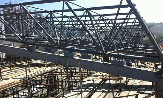 金昌简述网架公司的黑色压型钢板的吊装步履